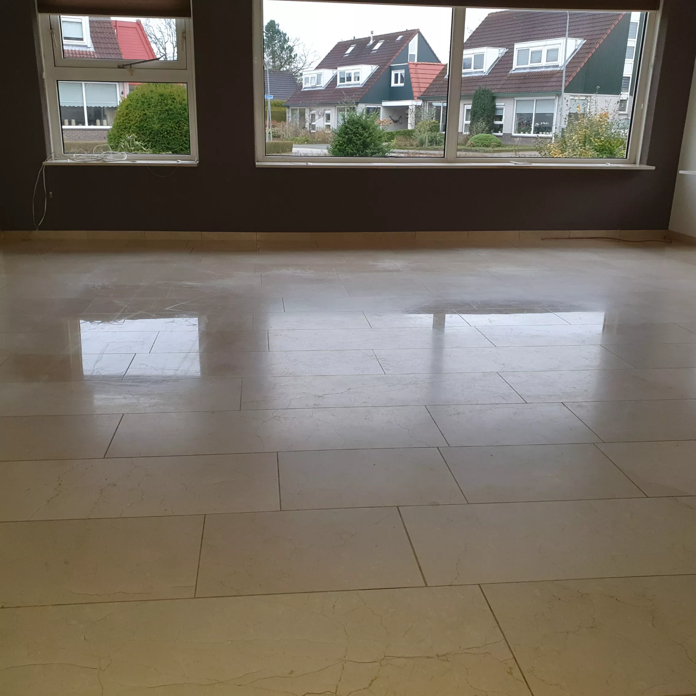 Marmer vloer met looppaden behandeld